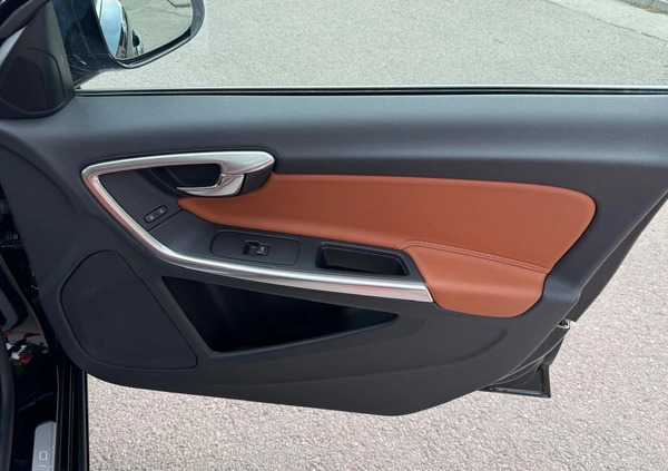 Volvo V60 cena 55900 przebieg: 210000, rok produkcji 2014 z Puławy małe 596